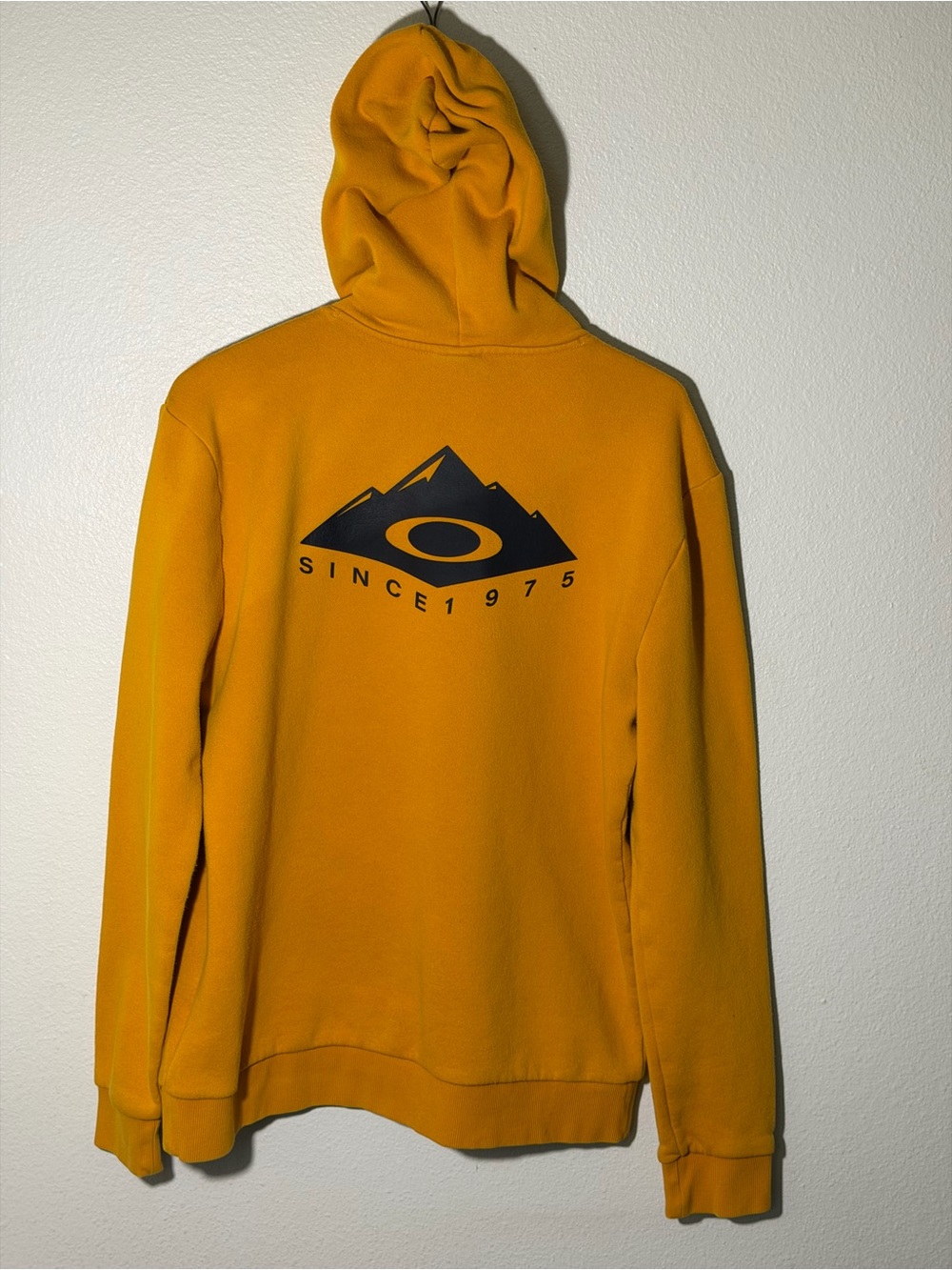 Oakley Peak PO Hoodie Men’s Sz Medium in Amber Yellow